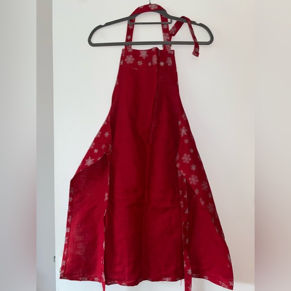 NWOT Silver Snowflake Red Kitchen Apron - Picture 3 of 10